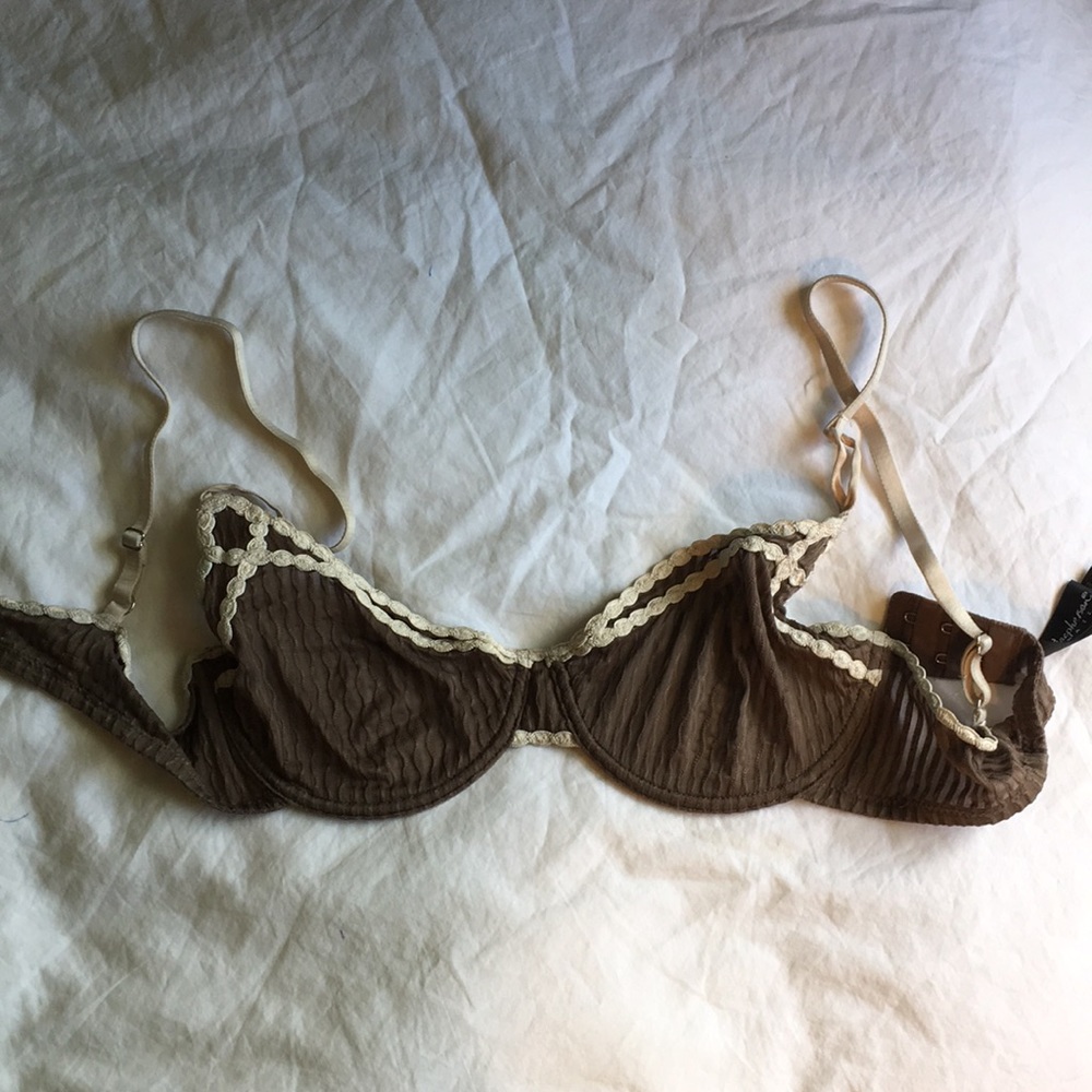 Elle Macpherson bra